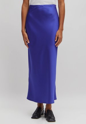 Lange blauwe satijnen rok met een gladde textuur, een aansluitende tailleband en een rechte snit, gecombineerd met zwarte schoenen.