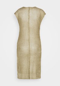 Vestido de punto en beige claro con un diseño de malla texturizada. Las mangas tipo farol y un dobladillo hasta la rodilla destacan su estilo transpirable.