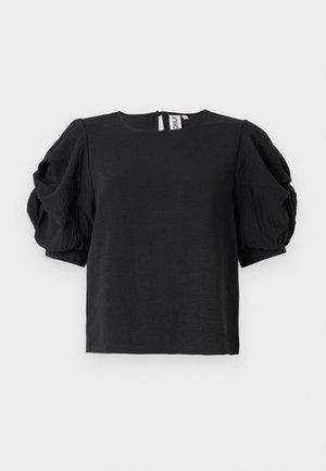 Top negru cu o finisare texturată, având mâneci bufante și guler rotund. Închidere la spate cu un mic decolteu în formă de cheiță.