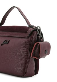 Borsa a mano in pelle bordeaux con superficie strutturata, manico corto e una piccola pochette staccabile. Dotata di chiusura con cerniera nera e dettaglio con logo.