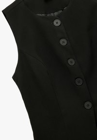 Czarna sukienka bez rękawów z okrągłym dekoltem, z pięcioma czarnymi guzikami z przodu i dopasowanym krojem. Gładka tekstura materiału.