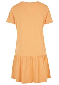 Robe orange à manches courtes, longueur genou, avec jupe froncée et encolure ronde, vue de dos sur fond blanc.
