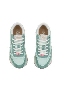 Sneakers verde menta con superfici testurizzate, lacci bianchi e accenti rosa. Presentano un design invecchiato e una suola ammortizzata.