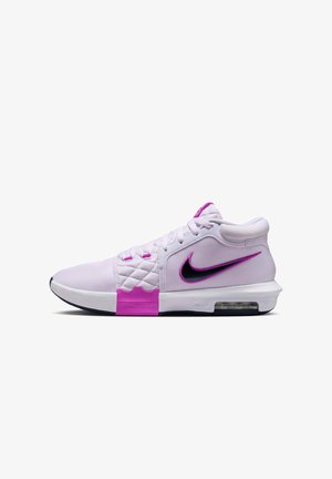 Sapatilhas Nike em púrpura claro com pormenores em rosa, parte superior texturizada, detalhes acolchoados, logótipo swoosh preto, sola branca com unidade de ar visível.