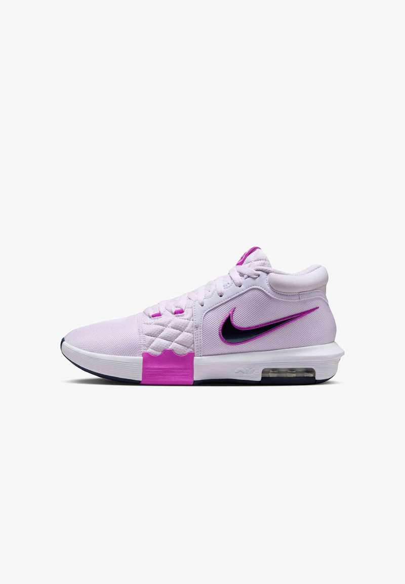 Sapatilhas Nike em púrpura claro com pormenores em rosa, parte superior texturizada, detalhes acolchoados, logótipo swoosh preto, sola branca com unidade de ar visível.