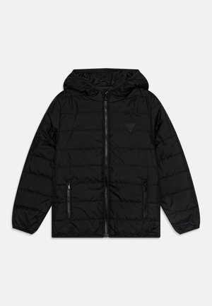 Veste en duvet noire avec une capuche, présentant un design matelassé, une fermeture éclair à l'avant et deux poches latérales zippées. Branding minimal sur la poitrine.