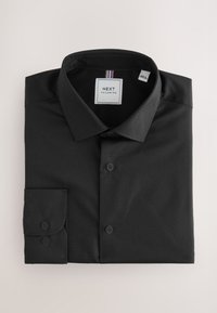 Camicia nera da uomo con collo button-down, tessuto strutturato, maniche lunghe, polsino con un bottone e etichetta logo con accenti rosso, bianco e blu.
