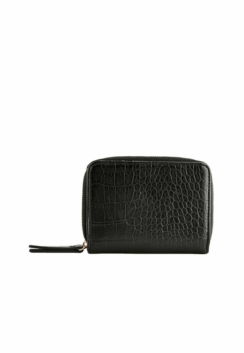 Portefeuille en cuir noir avec une texture en croco embossée, fermeture zippée et tirette décorative. Forme rectangulaire, design compact.