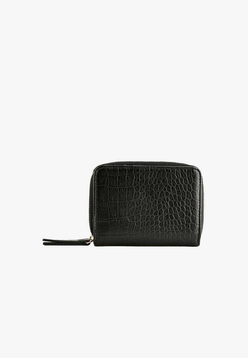 Portefeuille en cuir noir avec une texture en croco embossée, fermeture zippée et tirette décorative. Forme rectangulaire, design compact.