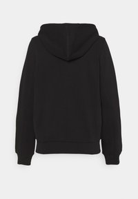 Svart hoodie med dragsko i huvan, långa ärmar och ribbade muddar. Tillverkad av mjukt material, med en enkel design utan grafik.