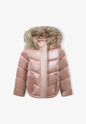 Zateplená růžová bunda s lesklou texturou, kapucí s umělou kožešinou a dvěma předními kapsami na zip. Dlouhé rukávy jsou prošívané.