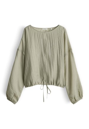 Blusa verde chiaro a maniche lunghe con scollo rotondo, vestibilità ampia, cintura in vita arricciata e sottili dettagli a texture verticale sulla parte anteriore.