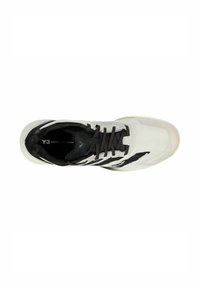 Le sneakers Y-3 presentano una toma in rete bianca leggera e traspirante con accenti neri, punta arrotondata e suola testurizzata. Lacci neri e logo all'interno.