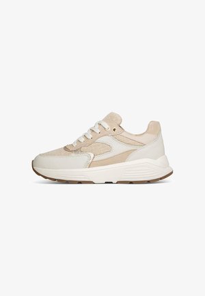 Beige sneaker met een mix van gestructureerde stof en glad leer, voorzien van een gevoerde zool, contrasterende accenten en een vetersluiting.