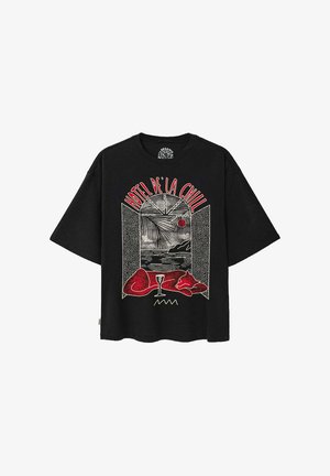 Czarny, oversize'owy t-shirt z nadrukiem graficznym z napisem „HÔTEL DE LA CHILL”, przedstawiającym fale, palmy i czerwone słońce.