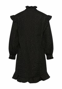 Czarna sukienka z wysokim falbaniastym kołnierzem, bufiastymi rękawami z guzikami oraz rozkloszowanym dołem z falbaną, wykonana jest z teksturowanej tkaniny.
