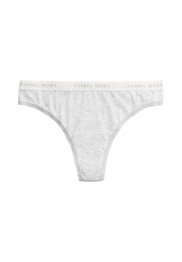 Tanga gris claro hecho de una tela suave con una textura lisa. Presenta una cinturilla blanca impresa con "YSABEL MORA."