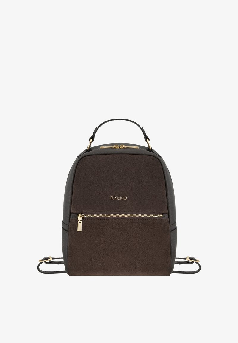 Sac à dos compact marron foncé et noir avec fermeture éclair dorée et poignée supérieure, avec une petite poche frontale zippée et des bretelles réglables.