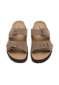 Bruine sandalen met twee banden van een stof die lijkt op suède, met metalen gespen en een gevormde voetbed, ontworpen voor casual gebruik.