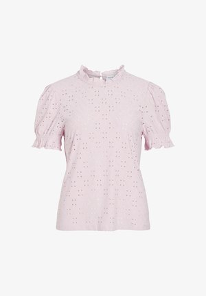 Himbeerfarbene Bluse mit kurzen Ärmeln, die über Augenstanzdetails, einen gerafften Kragen und puffige Ärmel verfügt. Hergestellt aus strukturiertem Stoff mit einem dezenten Muster.