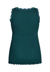 Tyrkysová top s ramienkami vyrobená z rebrovaného materiálu. Je zdobená čipkovým lemom pri výstrihu a okrajoch rukávov, s vlnitým dolným lemom.