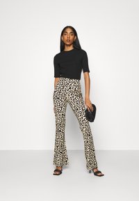 Vero Moda VMKAMMA PANT - Calças - safari/black
