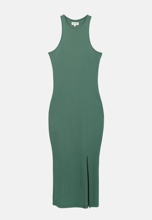 Zielona, dopasowana sukienka midi wykonana z miękkiego materiału, z okrągłym dekoltem, bez rękawów i bocznym rozcięciem dla dodatkowego akcentu.