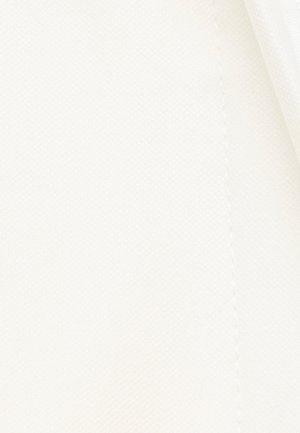 Tissu texturé blanc cassé avec un subtil éclat, présentant une couture plate ; surface lisse avec des détails de motif minimaux.