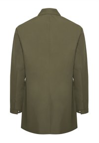 Olíva zöld kabát hátulsó szellőzőnyílással, hosszú ujjal, gombos mandzsetta részletekkel és strukturált gallérral, sima, tartós anyagból készült.