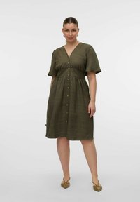 Vero Moda Curve VMCMELANEY MIDI - Marškininė suknelė - kambaba
