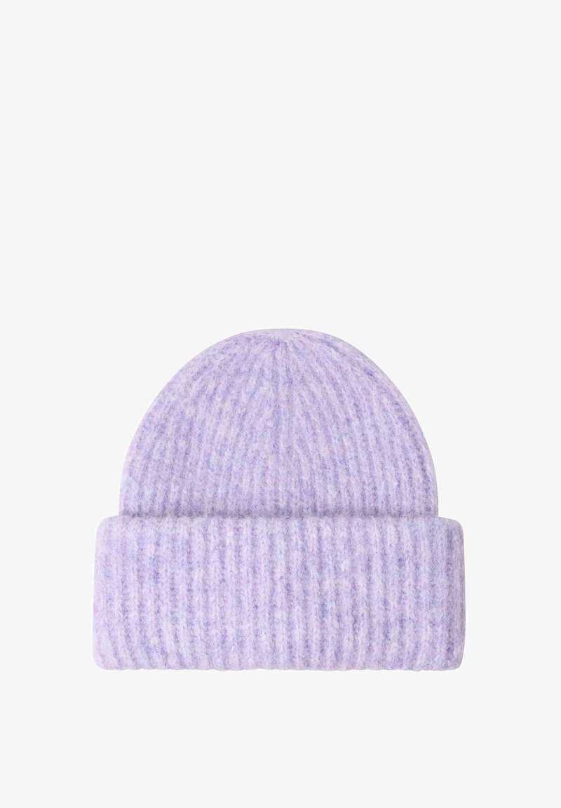 Bonnet en tricot violet en laine douce, avec une texture côtelée et un revers replié. Design simple avec un sommet arrondi, léger.