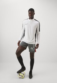 Nike Performance SHORT - Sportske kratke hlače - iron grey/dragon red/pure platinum