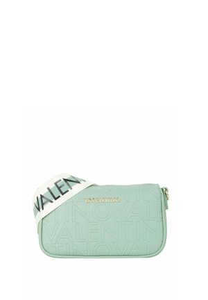 Sac à épaule Valentino vert menthe avec motif logo embossé, lettrage doré et bandoulière blanche avec texte "VALENTINO" en noir.
