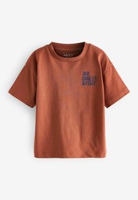 Rostfarbiges T-Shirt aus weichem Material, mit kurzen Ärmeln und Rundhalsausschnitt. Text "BIG SMILES ALL DAY" in Blau auf der Vorderseite.