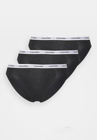 Zwarte katoenen boxershorts met een soepele textuur, voorzien van een witte elastische tailleband met het "Calvin Klein" logo. Verpakking van drie.