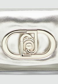 Borsa a clutch metallica argentata con superficie texturizzata e una evidente chiusura a hardware intrecciato con logo circolare.