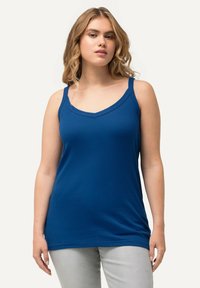 Top senza maniche blu con scollatura a V e tessuto a coste. Presenta spalline sottili e una vestibilità comoda.