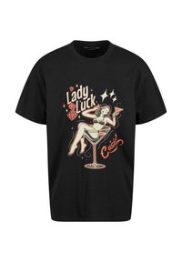 Tricou negru din bumbac, cu un grafic în stil retro al unei femei într-un pahar de martini, însoțit de textul "The Lady Luck Casino" și accente colorate.