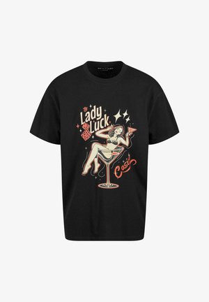 Črna bombažna majica s retro grafiko žene v martini kozarcu in besedilom "Kasino Lady Luck" ter pisanimi akcenti.