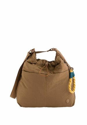 Bolso de hombro de tela suave marrón con correa ajustable y detalle de llavero trenzado amarillo sobre fondo blanco.