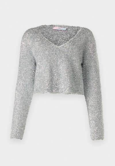 Sølv, kortermet genser med lange ermer, laget av et fluffy, teksturert materiale. Har en dyp V-hals. Glitrende og lett utseende.