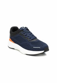 Zapatilla deportiva azul marino con parte superior de malla transpirable, acentos en negro, punta redondeada, detalles reflectantes y una entresuela blanca con un destaque naranja.