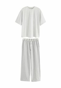 Lys grå kortærmet T-shirt parret med løstsiddende, lys grå ternede natbukser med elastisk talje og knaplukning.