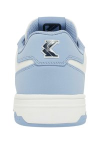 Sneaker bleu clair avec un col rembourré, des accents blancs, un matériau texturé et un logo métallique sur le talon. Semelle en caoutchouc plate et détail surpiqué.