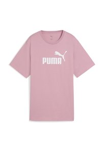 Lyserød t-shirt med korte ærmer, rund hals og stor hvid "PUMA" logo samt et springende puma grafik på forsiden. Blød stofstruktur.