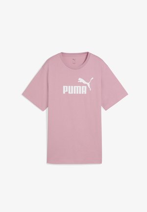 Camiseta de color rosa claro con mangas cortas, cuello redondo y gran logo blanco de "PUMA" junto con un gráfico de un puma saltando en la parte frontal. Textura de tela suave.