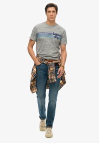 Superdry & Co TERRAIN STRIPED - Print T-shirt - flint grey grit