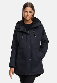 Marineblaue Parkajacke mit Reißverschlussfront und Druckknöpfen, ausgestattet mit einer plüschgefütterten Kapuze und zwei Fronttaschen. Glattes, wasserabweisendes Material.
