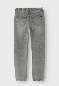 Grå denimjeans med en lätt blekt textur, med en medelhög midja, fem fickor och rak benform. Bakfickorna har sydda detaljer.
