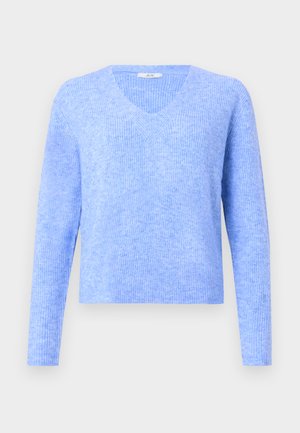 Hele halli, peenest soonitud helesinine kampsun, millel on pikad varrukad ja V-kaelus, on välja pandud lihtsal heledal hallil taustal.